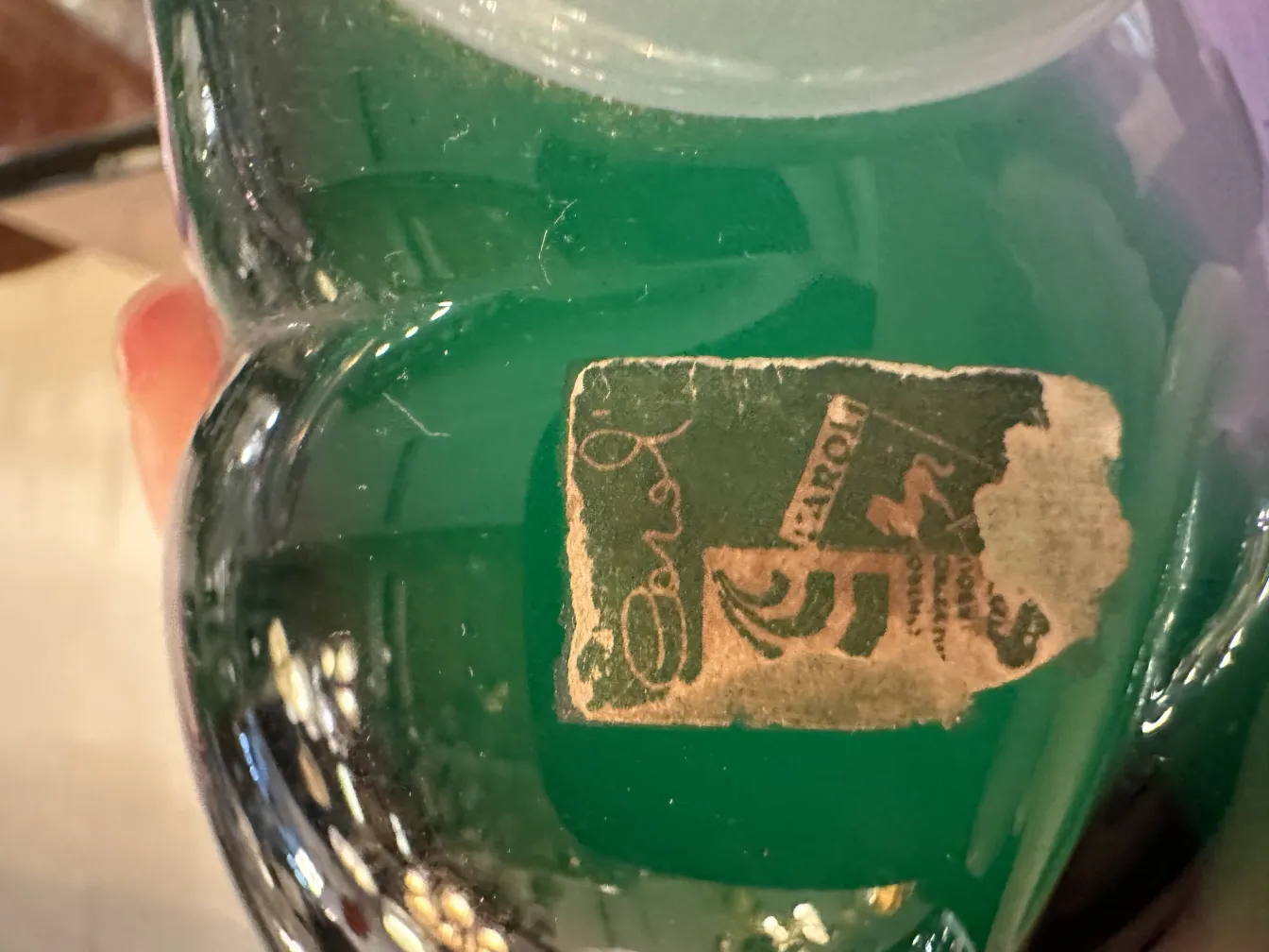 古老的穆拉诺雕塑，形状优雅，带有绿色