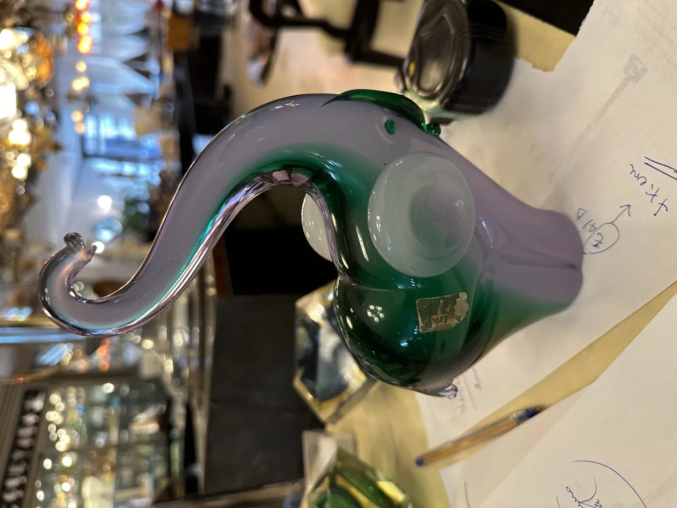 dekorrative murano-skulptur mit eleganten kurven und grüner farbe