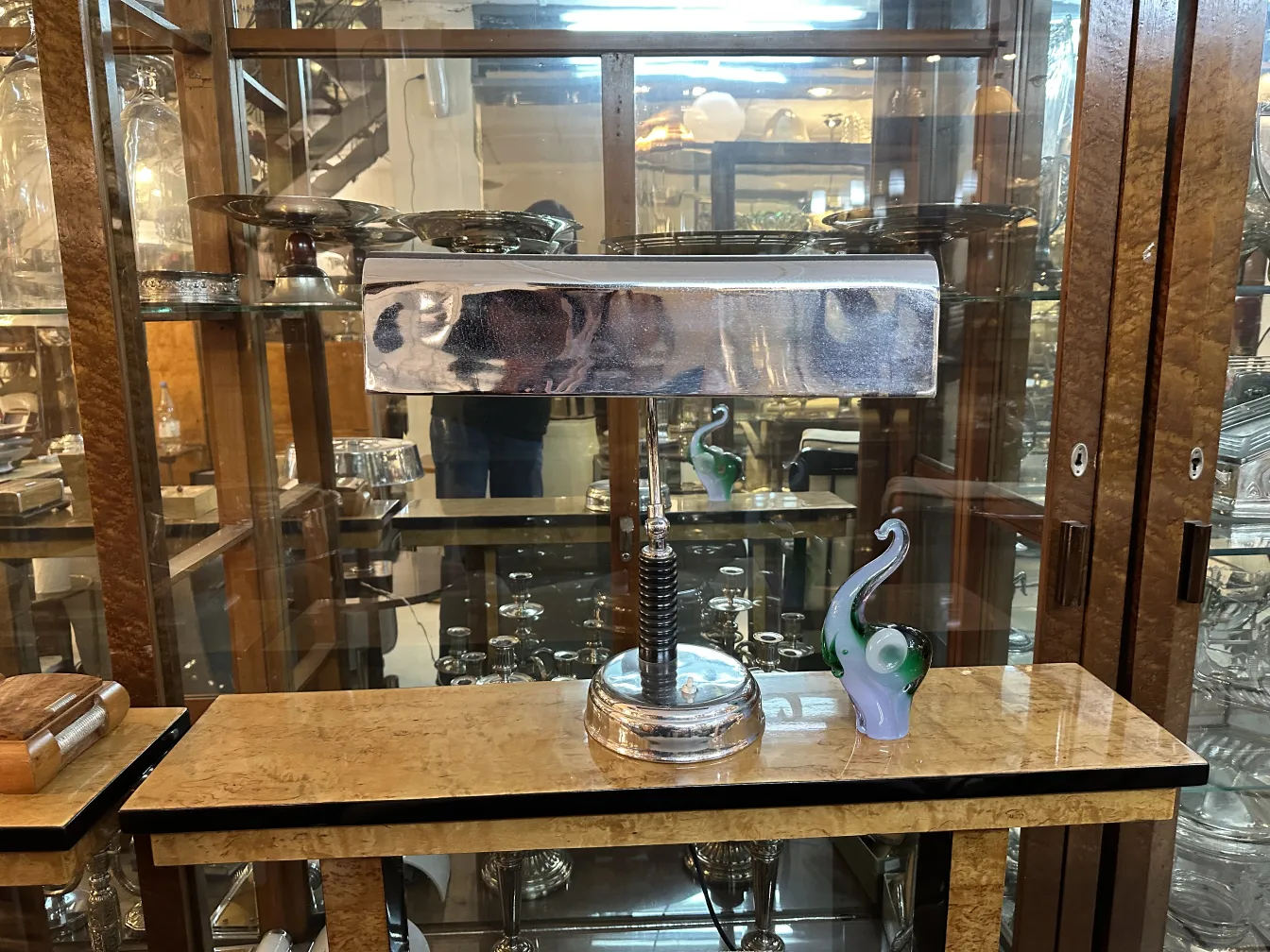 Antike Murano-Skulptur mit eleganten Formen in einem dekorativen Umfeld.