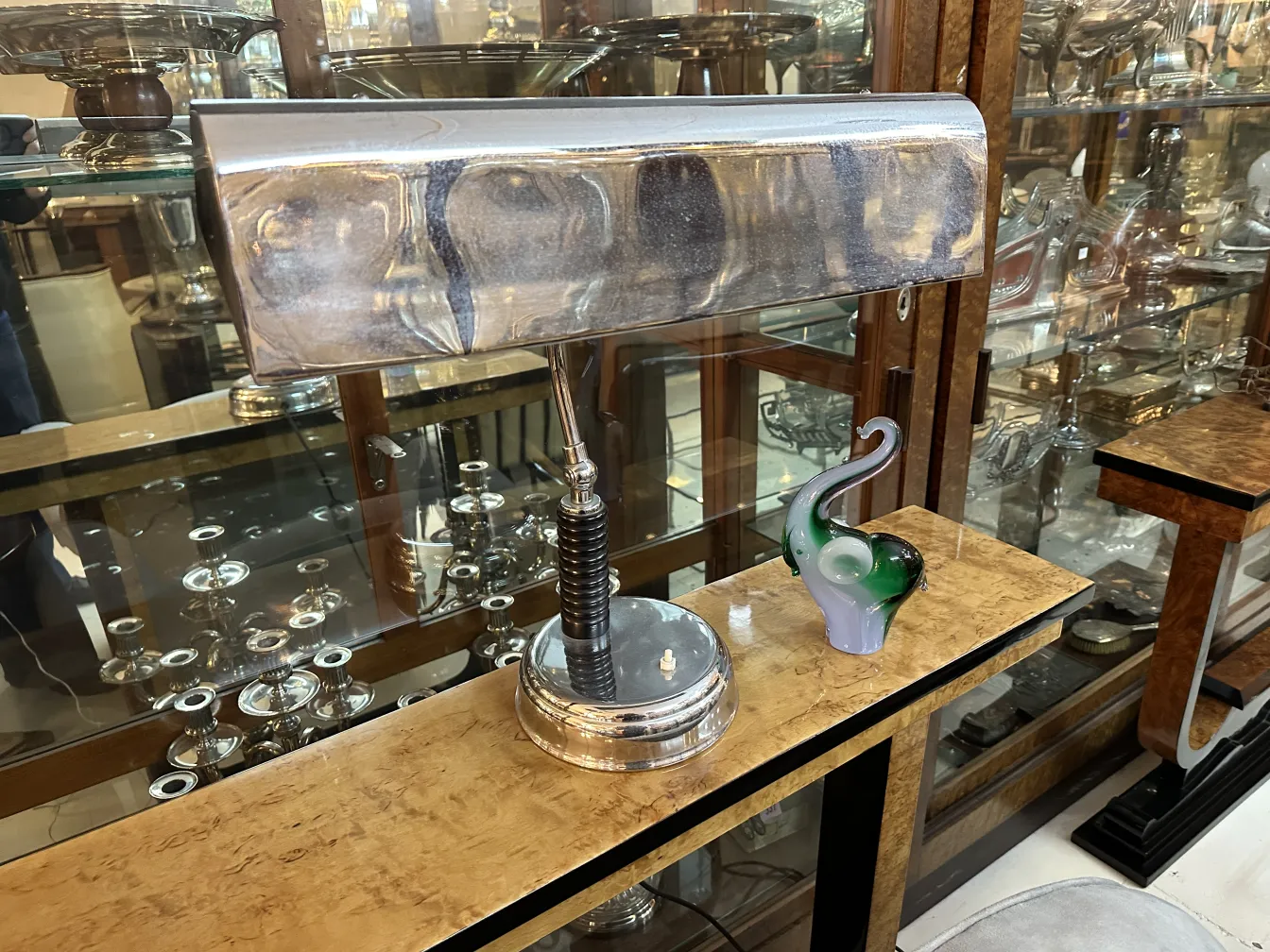 sculpture de murano dans un cadre élégant avec lumière