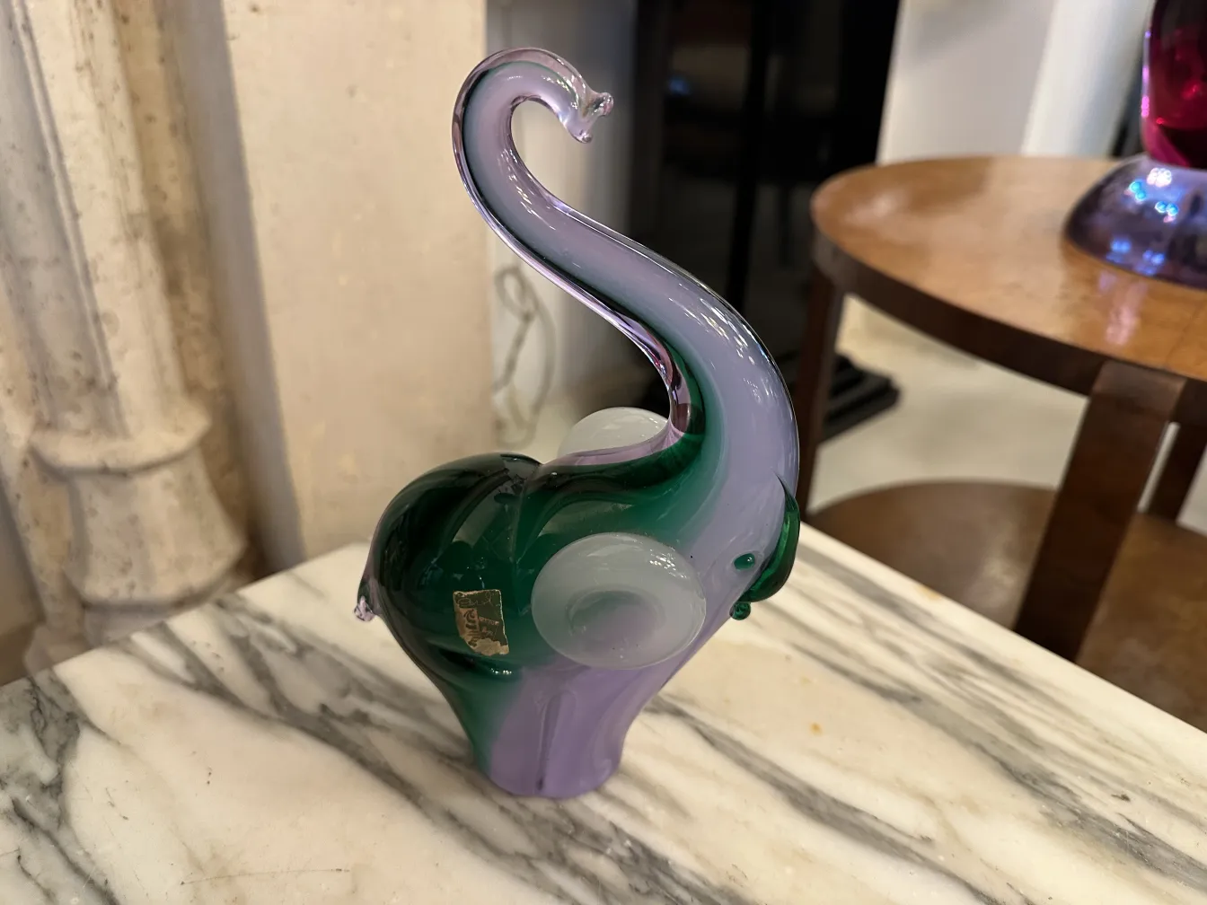 escultura de murano antiga com formas onduladas e cores vibrantes