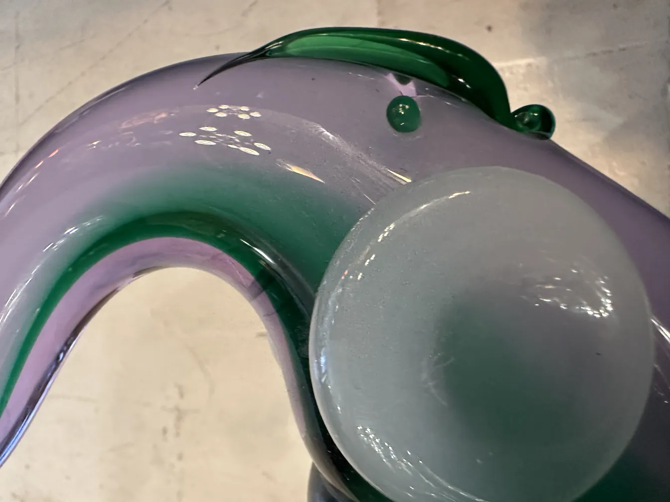 sculpture de murano avec des couleurs douces et des formes ondulées sur un fond clair