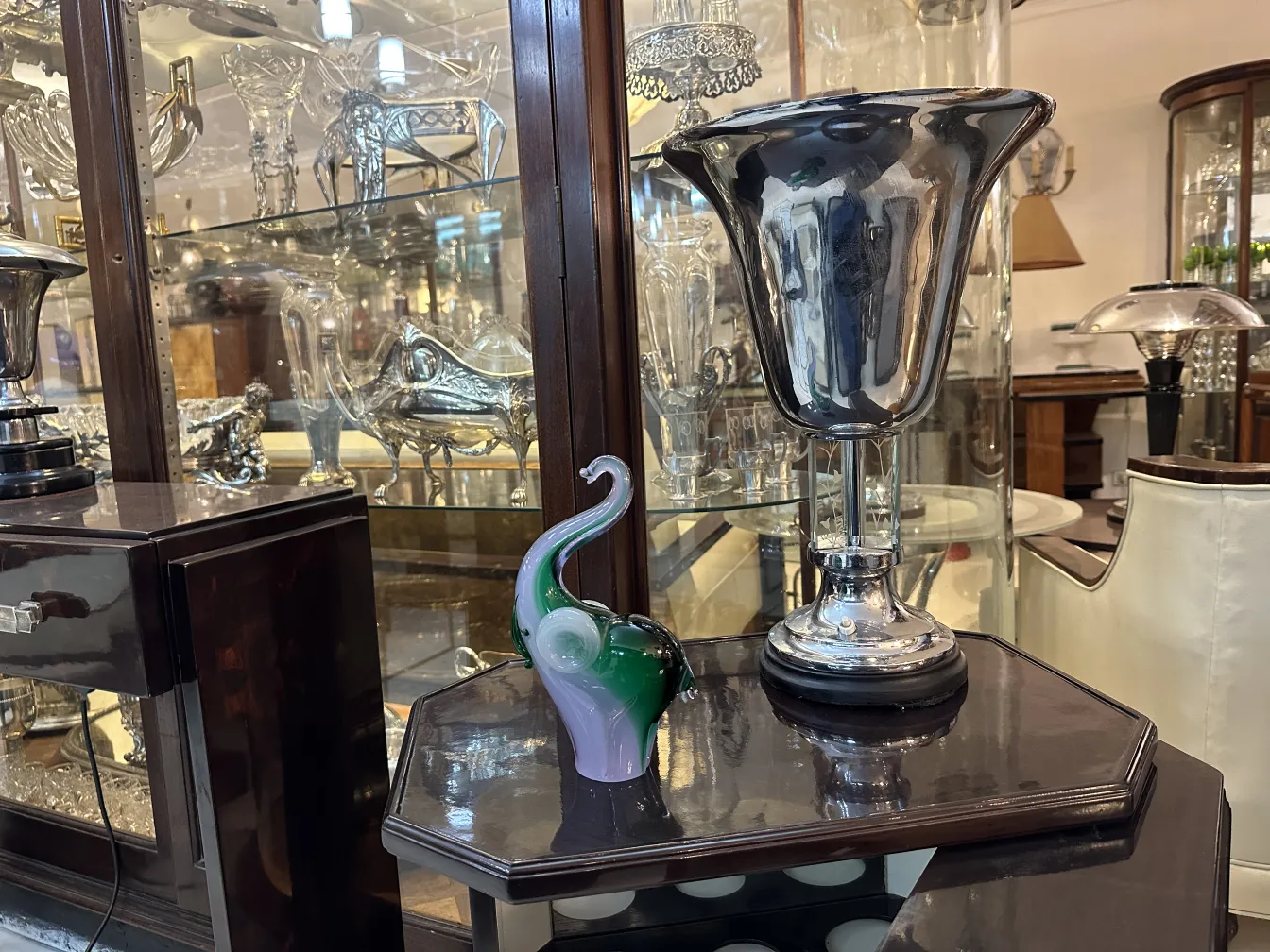 Murano-Skulptur mit geschwungenen Formen und lebhaften Farben auf einem Holztisch