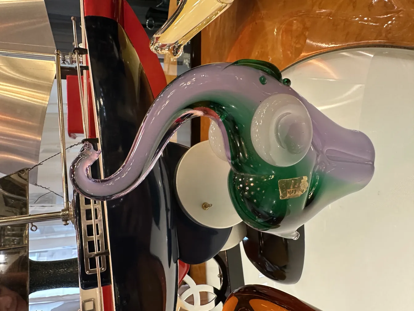 Scultura antica di Murano a forma di elefante con tonalità verde e viola