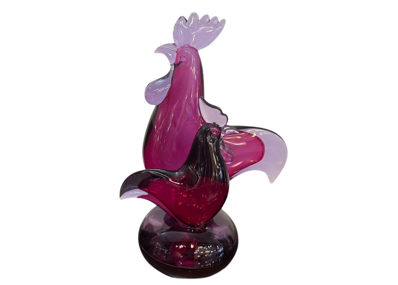 escultura de murano com galos em tons de roxo