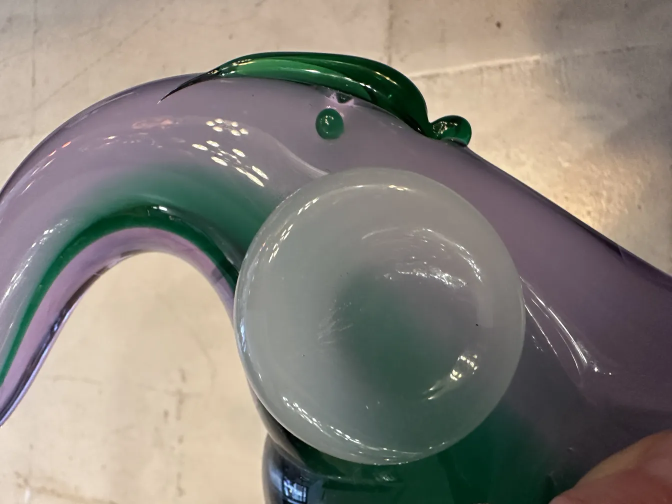 Murano-Skulptur mit lebhaften Farben und fließenden Formen in einer beleuchteten Umgebung