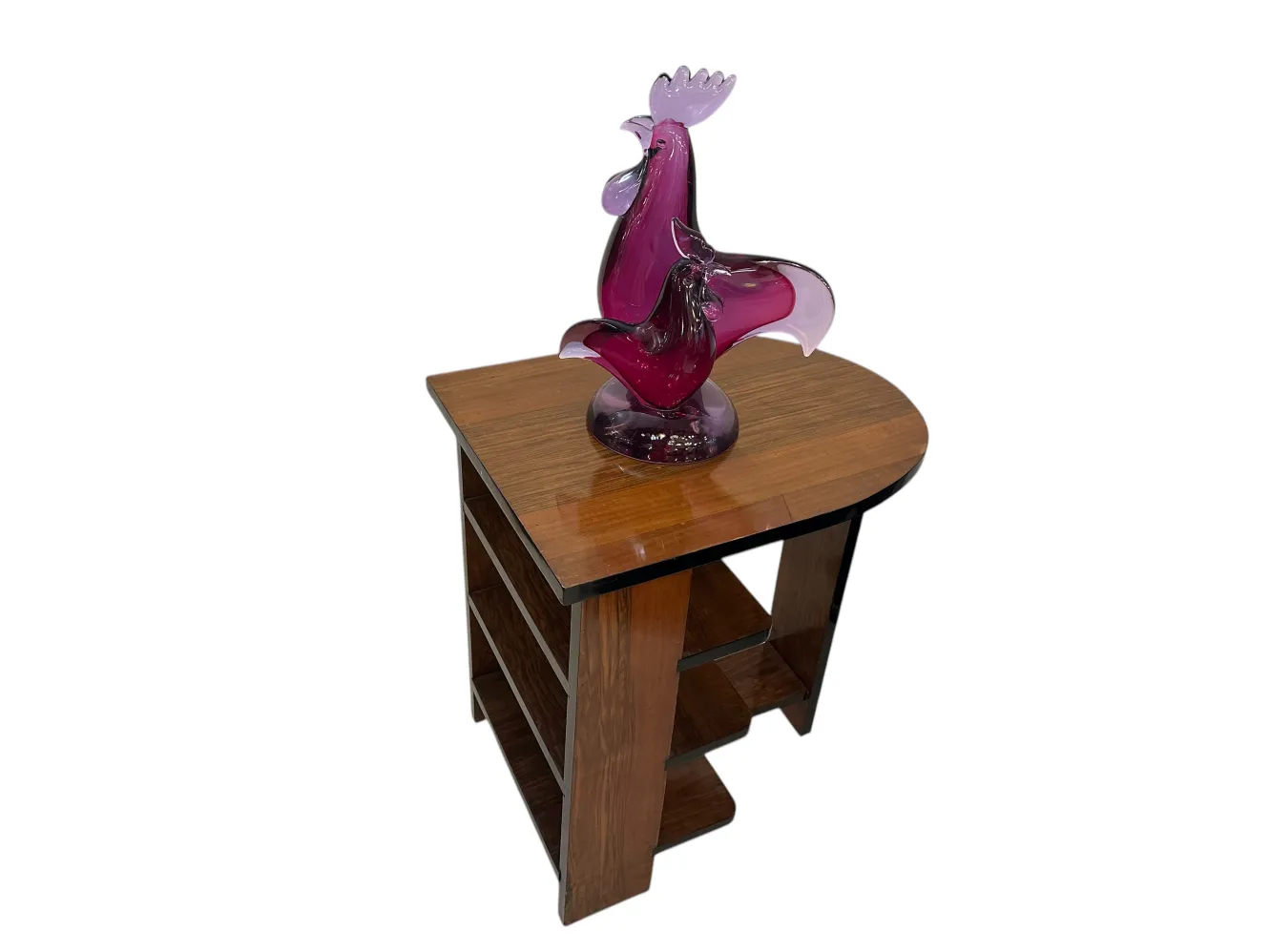 bunte Murano-Skulptur auf einem Holztisch