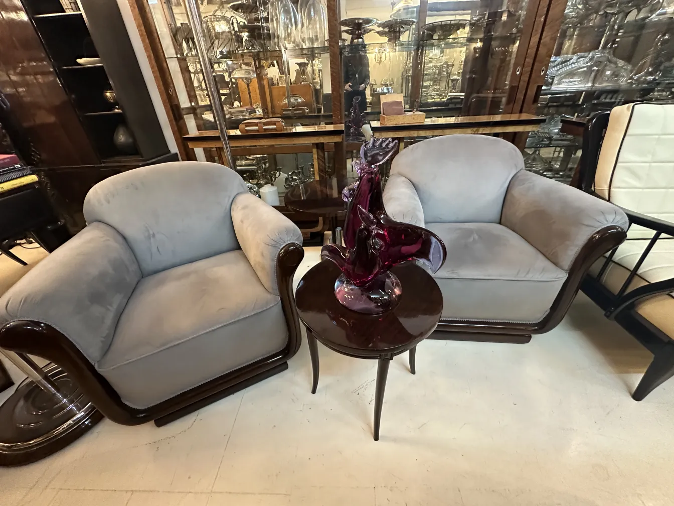 scultura murano antica con dettagli colorati e forme eleganti