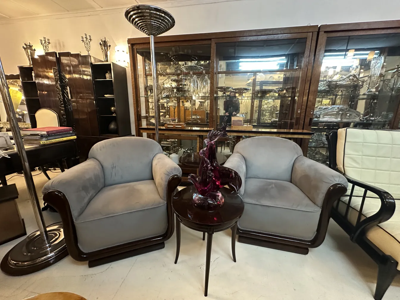 Sculpture de Murano dans un cadre élégant avec des fauteuils