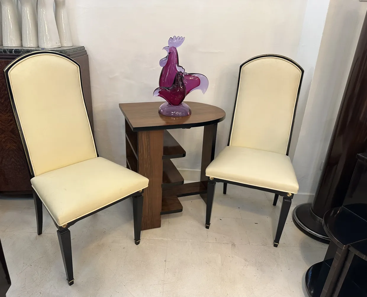 Murano-Skulptur auf einem Tisch mit beigen Stühlen