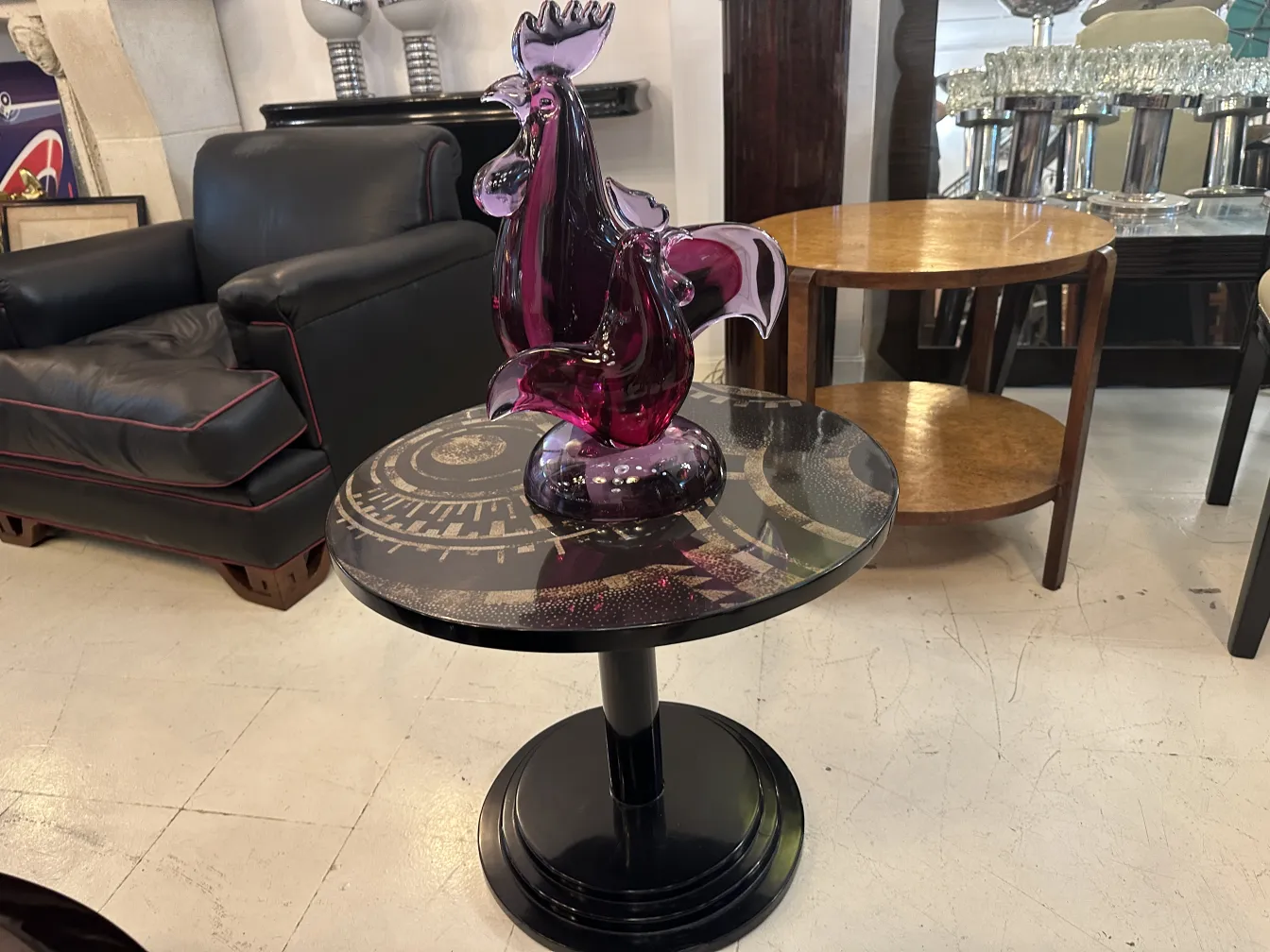 Antike murano-skulptur in Form eines bunten Hahns auf einem Tisch