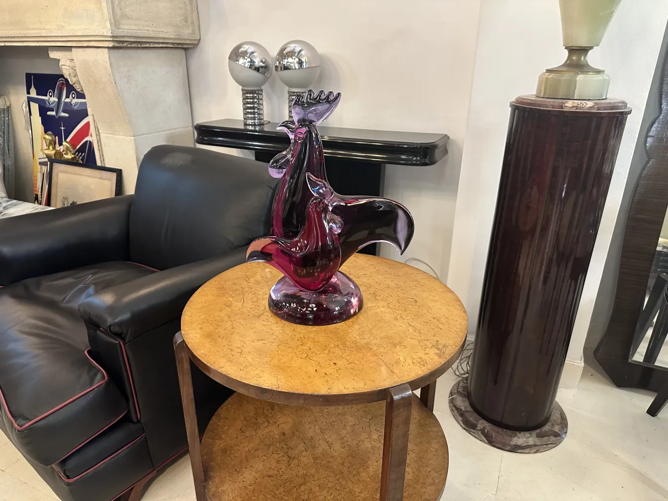 Antica scultura di gallo murano in un ambiente elegante.