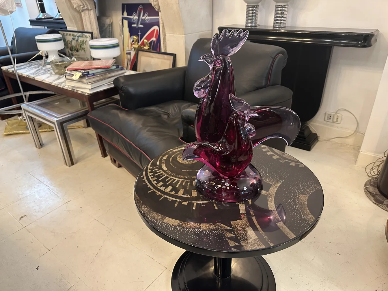 Escultura de Murano en forma de gallo en mesa decorativa