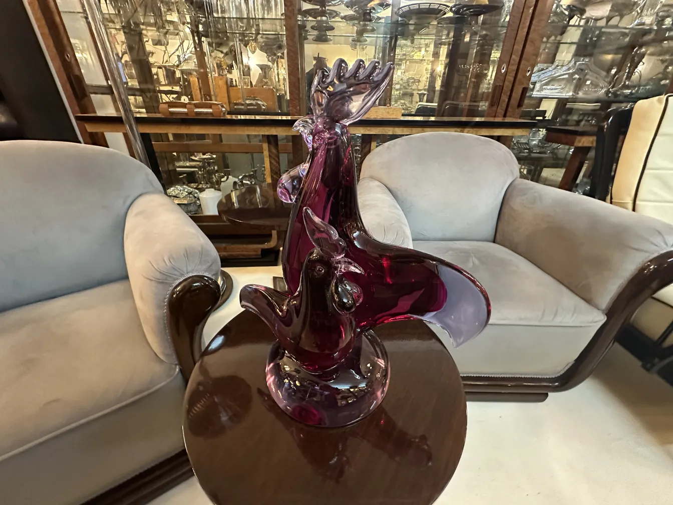 Sculpture antique de Murano violette brillante dans un cadre chaleureux