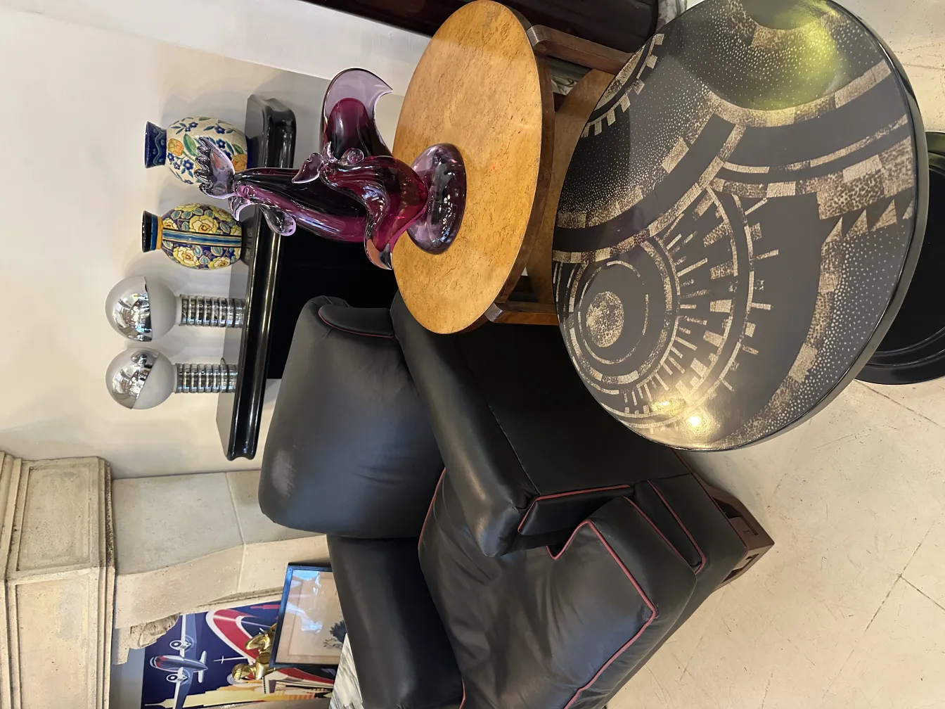 सजावटी मुरानो मूर्तिकला एक सुरुचिपूर्ण सेटिंग में