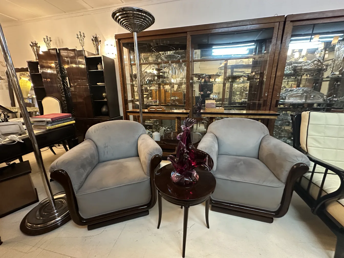 पुरानी मुडानो मूर्तिकला, जिसमें सुडौल आकार और जीवंत रंग हैं, एक आरामदायक वातावरण को सजाते हैं।