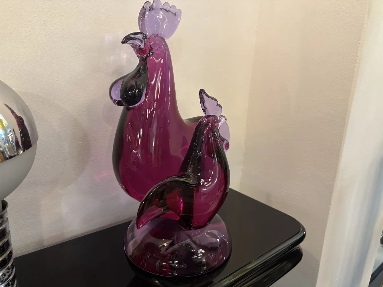 galo e galinha na escultura de murano com cores roxas