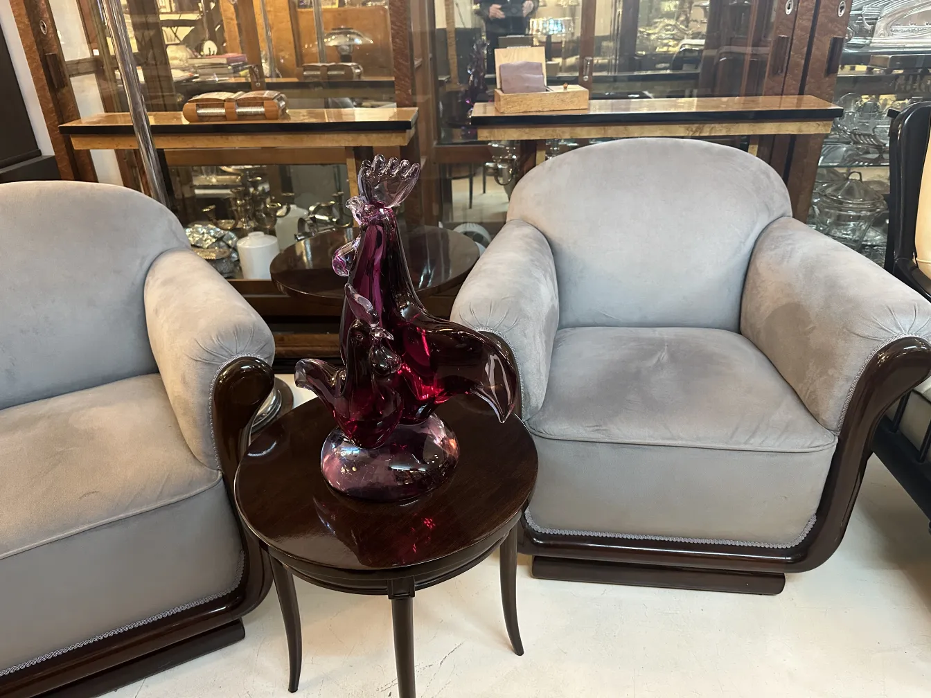 escultura de murano antiga em tons de púrpura sobre uma mesa redonda