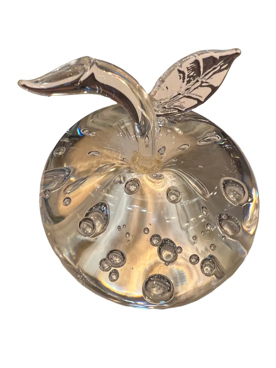 antike skulptur mit luftblasen und blatt