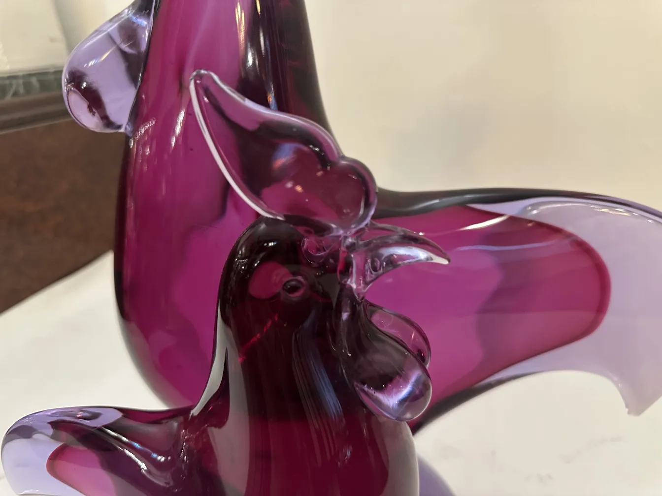 Scultura antica di Murano di uccelli in tonalità viola