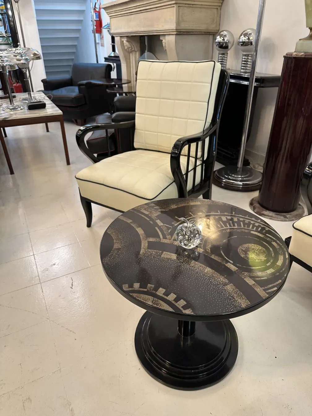 Murano-Skulptur in einer Umgebung mit antiken Möbeln.