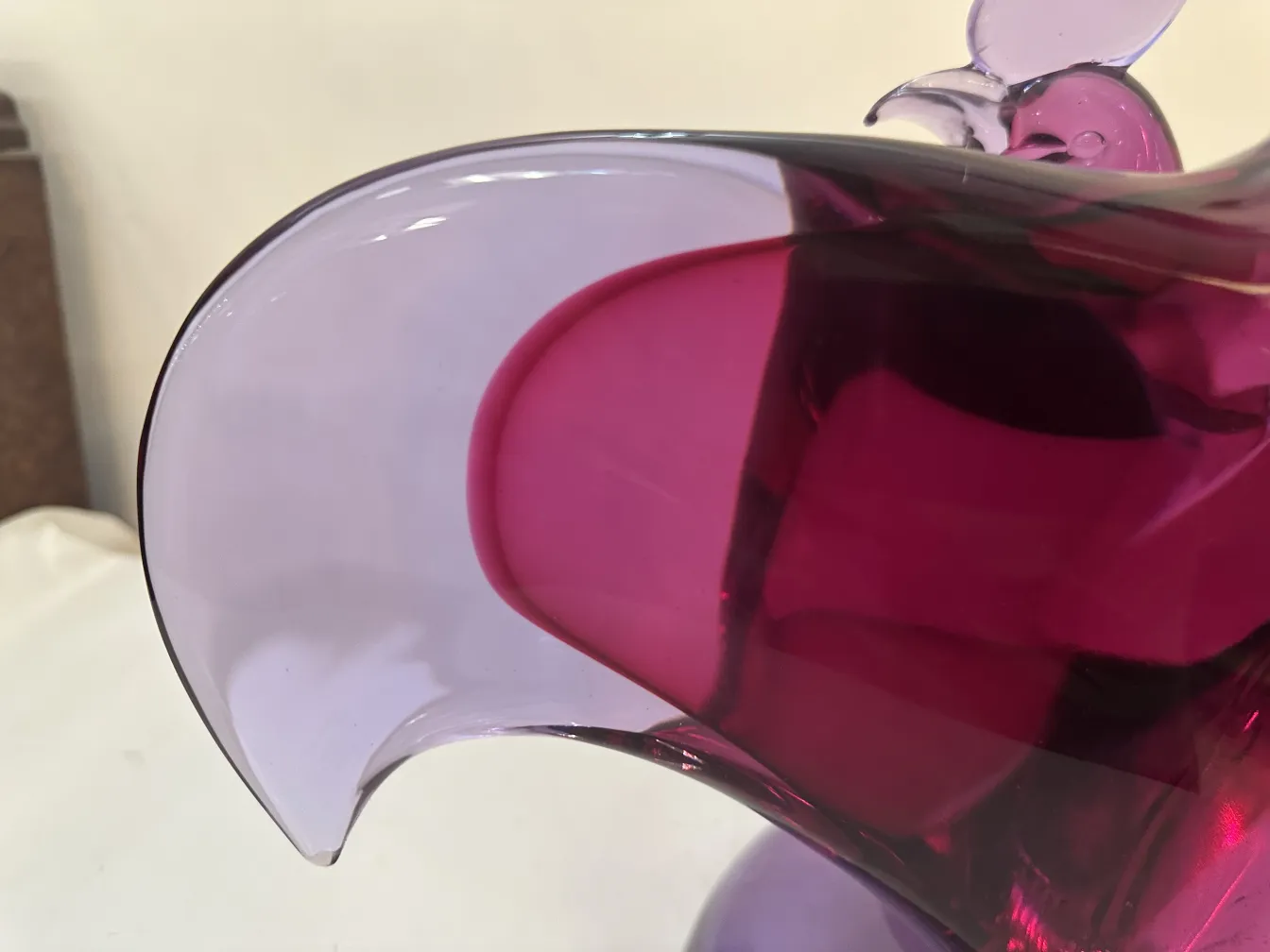 보라색과 분홍색 톤이 있는 고대 무라노 조각, 장식적이다.