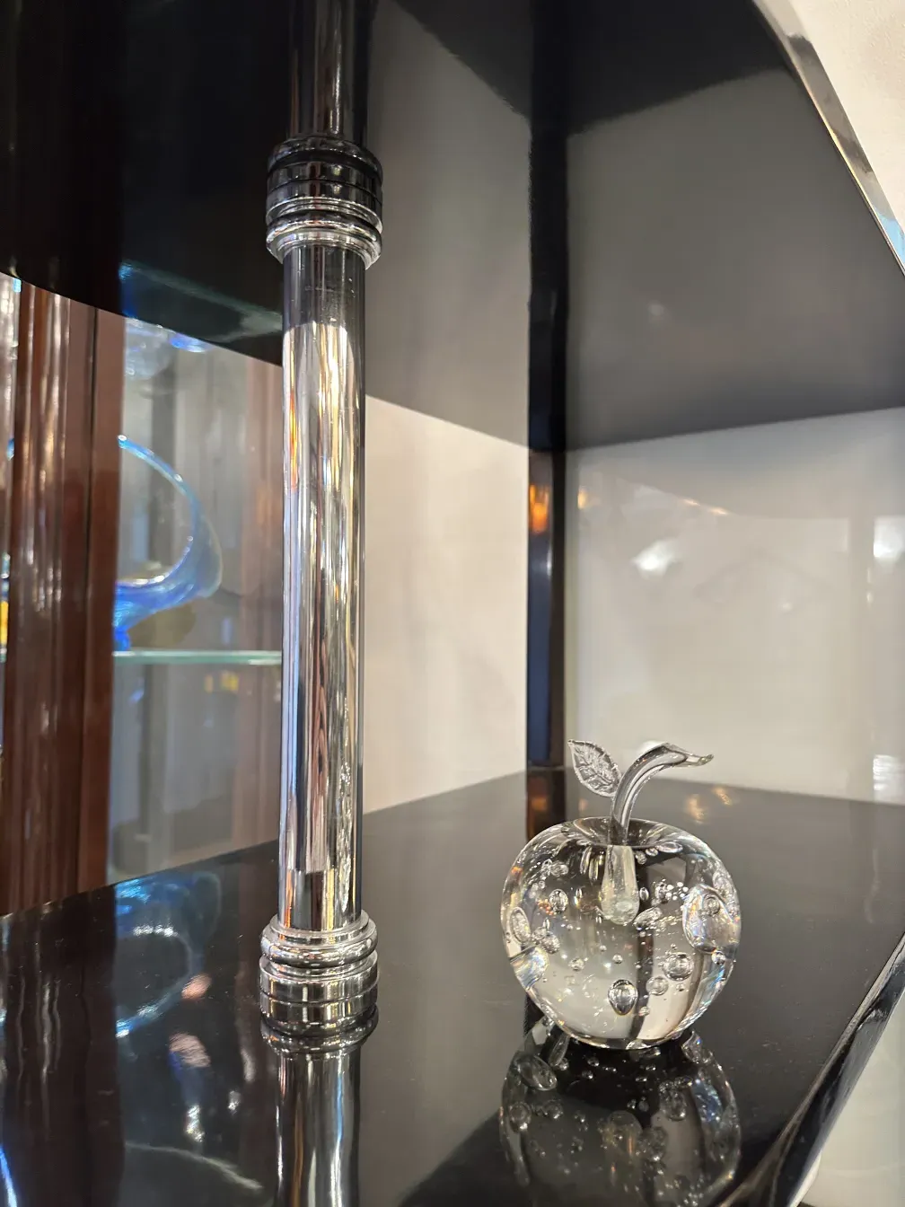 Antica scultura di Murano su sfondo nero con mela