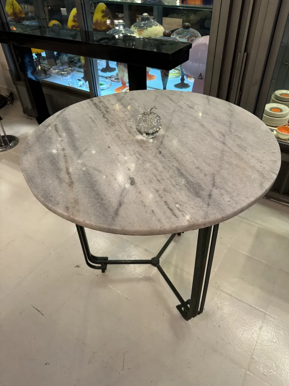 murano-skulptur vor antikem hintergrund