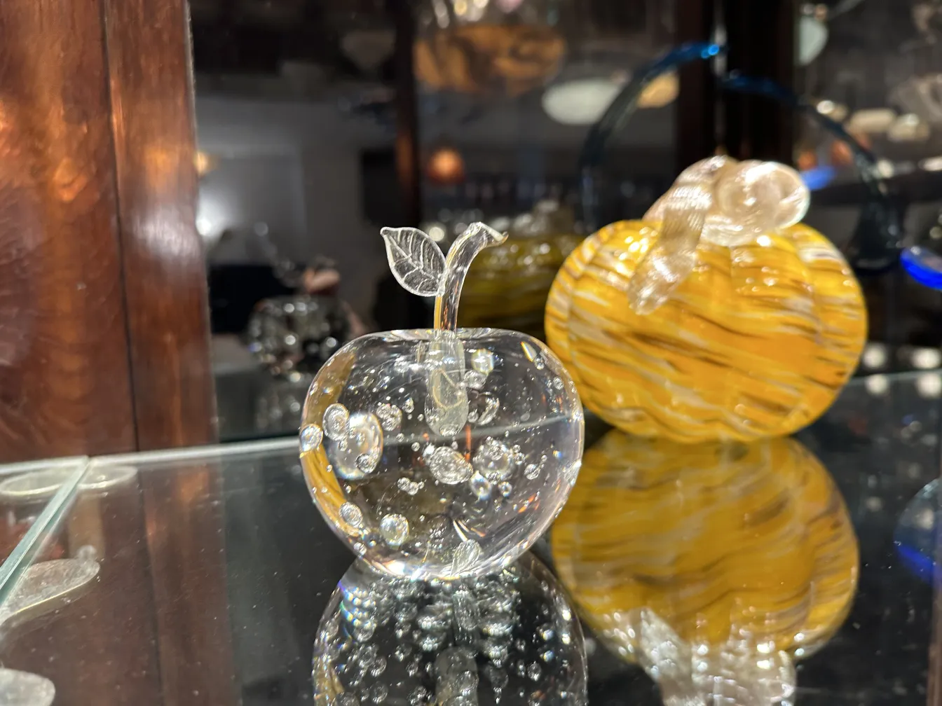 sculpture de murano en forme de pomme avec des bulles