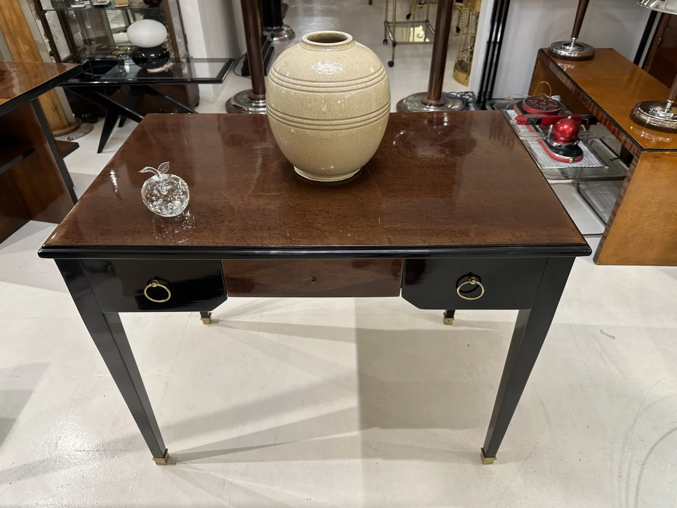 Antike Murano-Skulptur auf einem Tisch, dekorativ und elegant mit schwarzem Sockel.