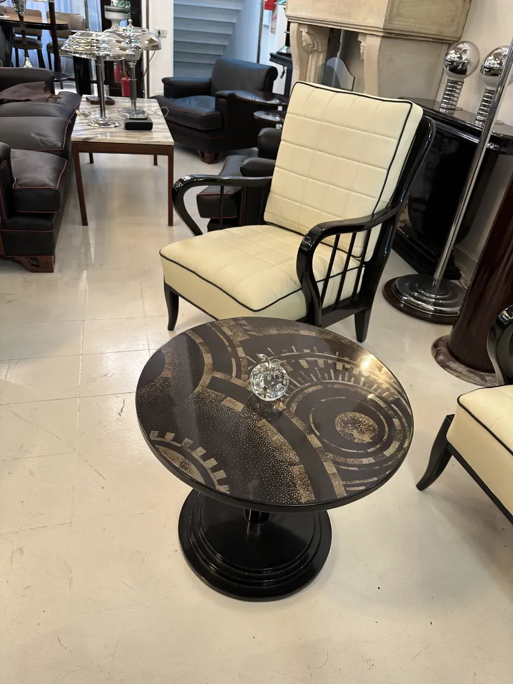 antike murano-skulptur in einem eleganten raum mit stühlen und tischen