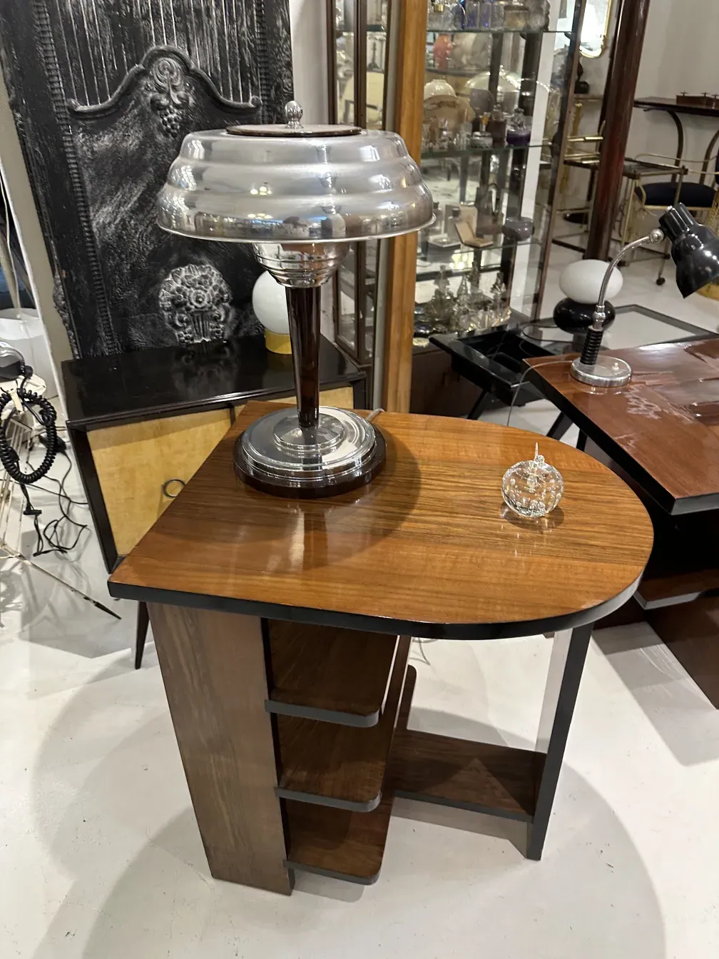 scultura murano antica su tavolo di legno