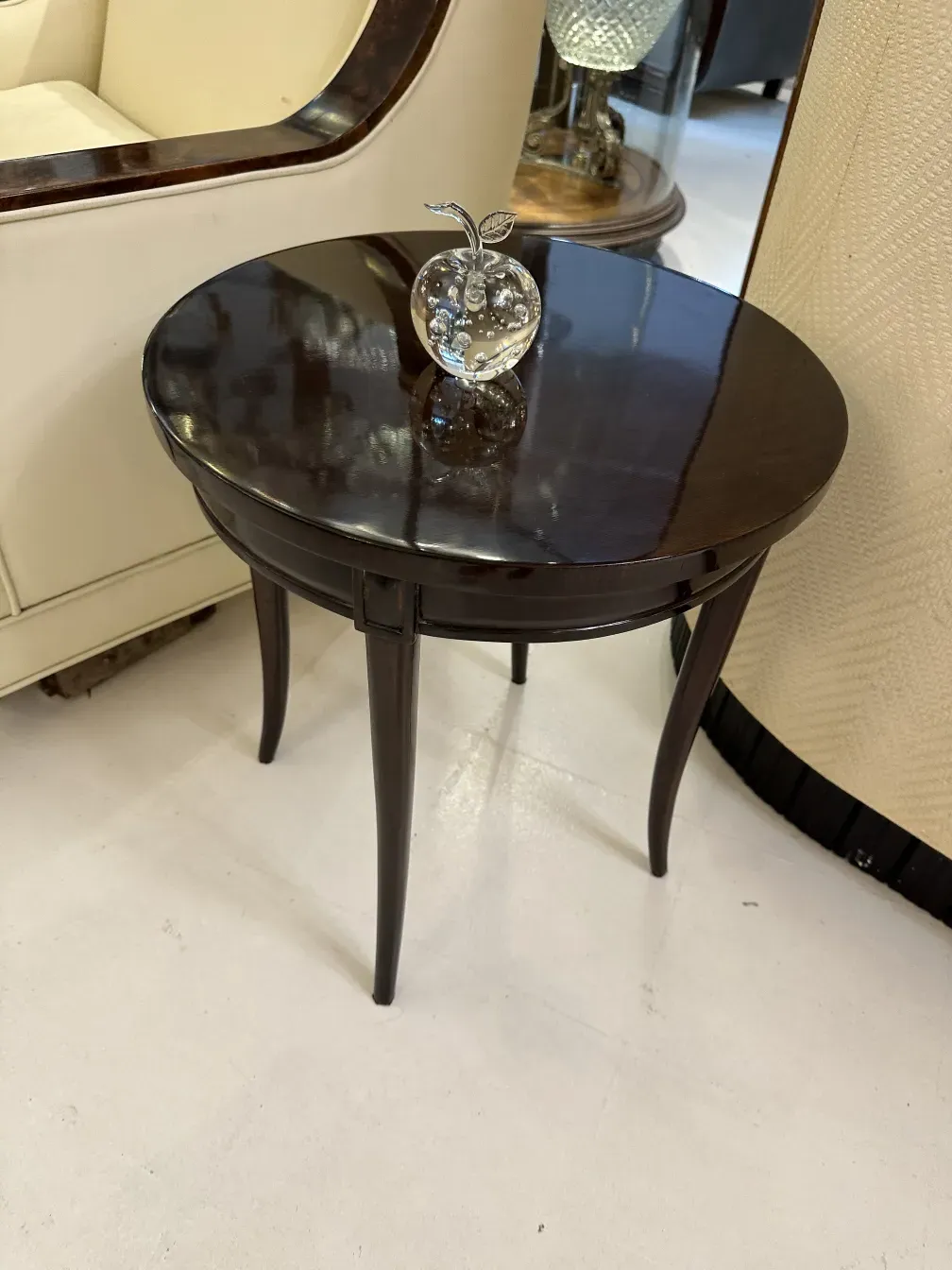 Vue de dessus d'une sculpture de Murano avec une pomme décorative sur la table.