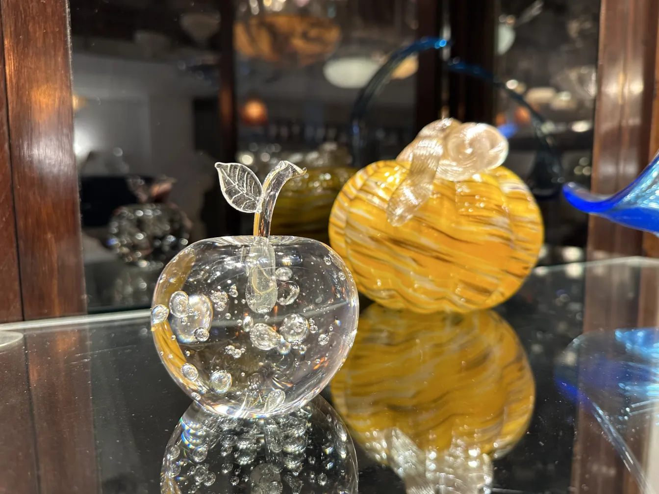 Murano-Äpfelskulptur, klares Glas, Luftblasen, dekoratives Stück