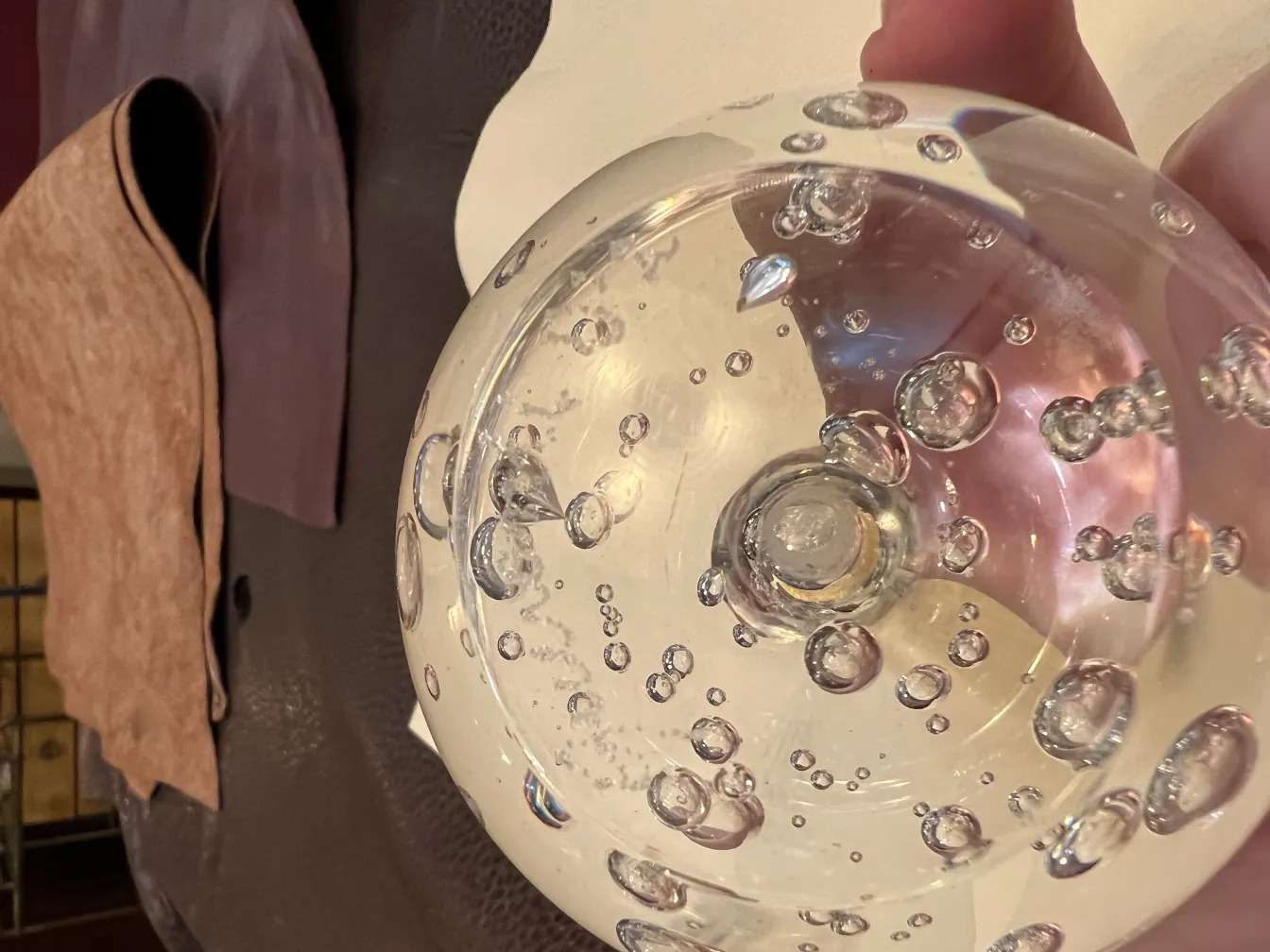 antike murano-skulptur mit runder form und sichtbaren blasen