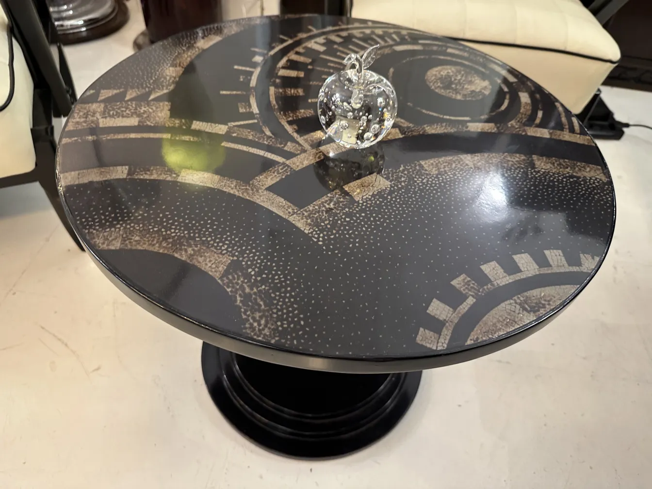 Antica scultura di Murano su un tavolo decorativo