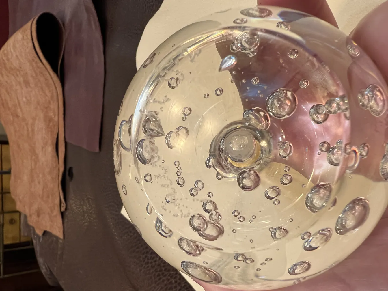 نحت مورانو مع فقاعات على خلفية داكنة