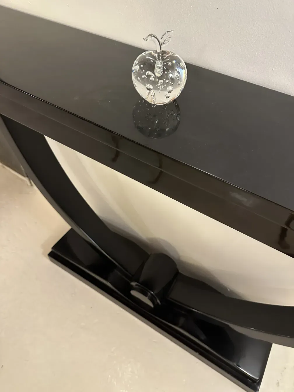 मुरानो मूर्तिकला, जिसमें स्पष्ट कांच की सेब है