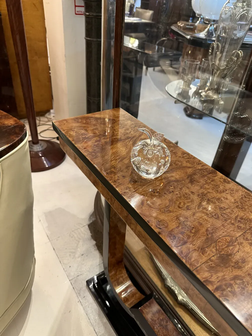 Escultura antiga de Murano em um ambiente elegante com brilho e detalhes