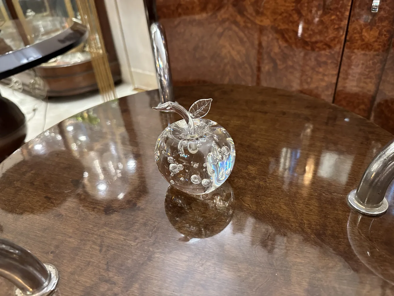 Escultura de Murano em forma de maçã em mesa de madeira