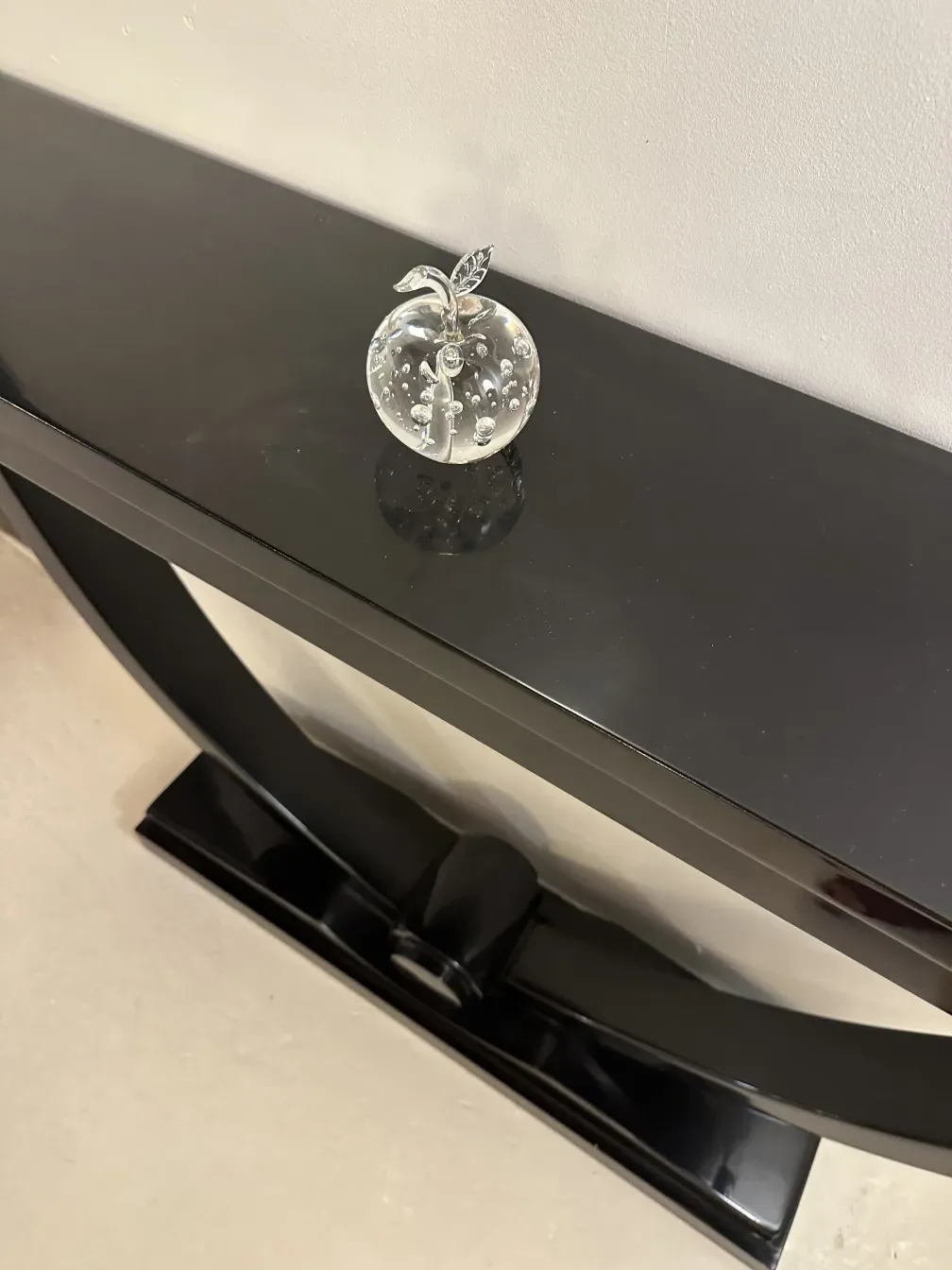 escultura de murano antigua con detalles en forma de fruta en entorno contemporáneo