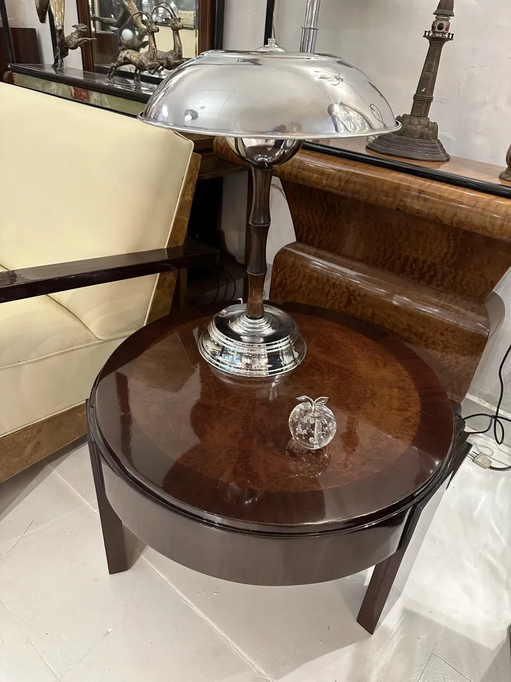 古老的穆拉诺雕塑，色彩鲜艳，装饰细节精致，环境优雅