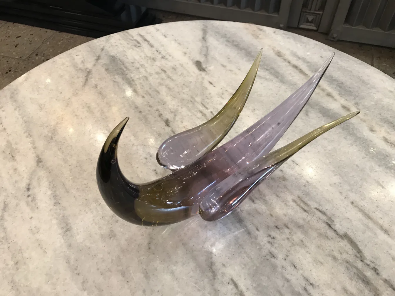 Sculpture de Murano antique en couleurs élégantes sur la table