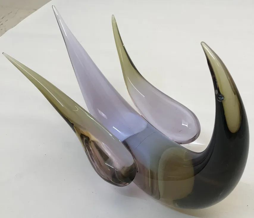 Escultura de Murano antigua con elegantes formas curvas