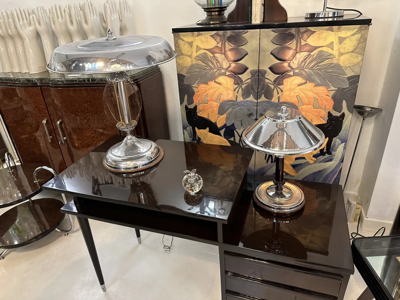 पुरातन मुरानो मूर्तिकला और पृष्ठभूमि में सजावटी तत्व