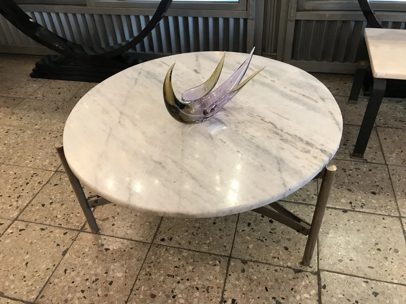 Escultura de Murano en una mesa redonda de mármol