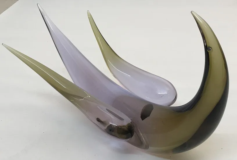 Escultura de Murano em tons acinzentados e transparências, elegantemente curvada.