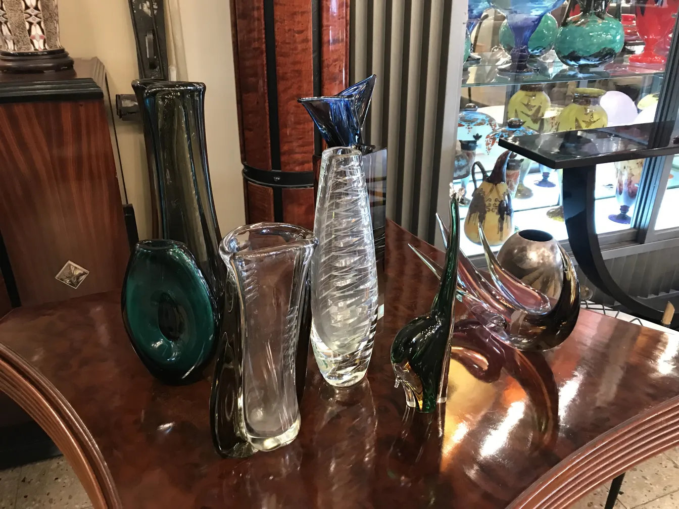 Ancienne sculpture de Murano avec des formes élégantes et des couleurs vives