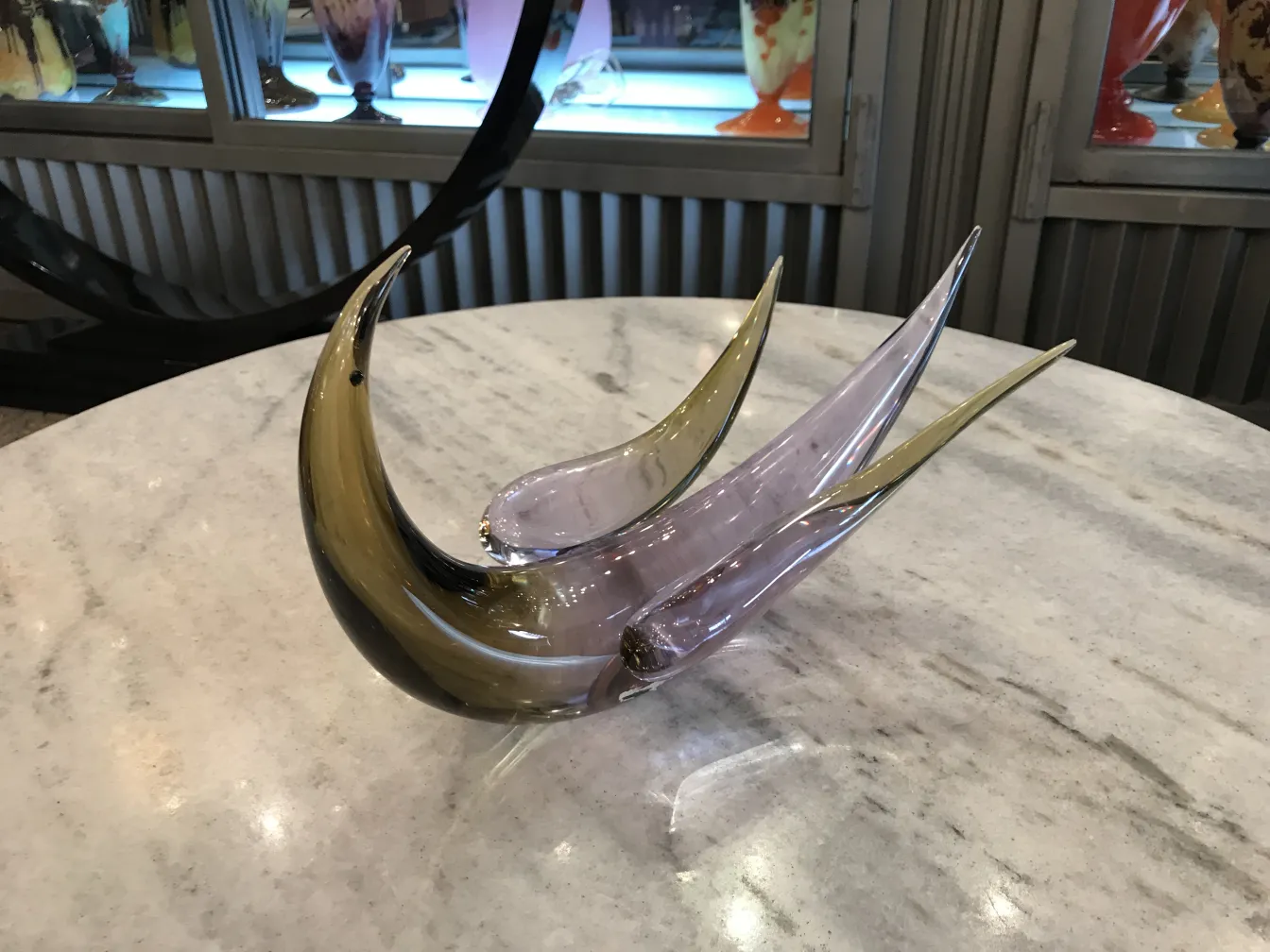 sculpture de murano avec des formes courbes et des couleurs douces, décorative