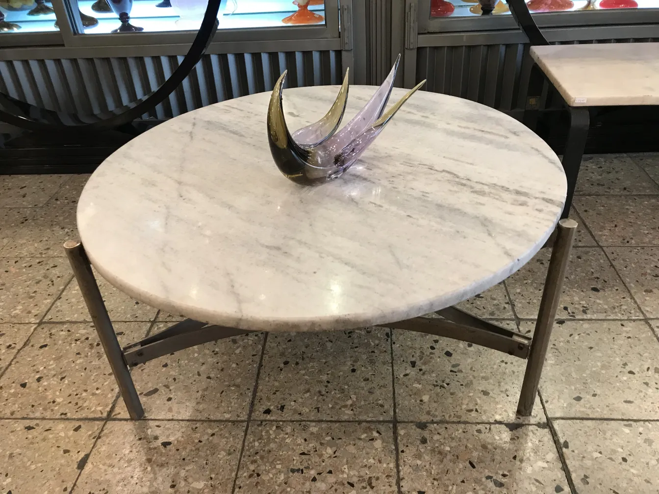 Antike dekorative Murano-Skulptur auf runder Tisch